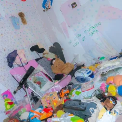 aiko el grupo me estan apuntando con un arma 1 webp